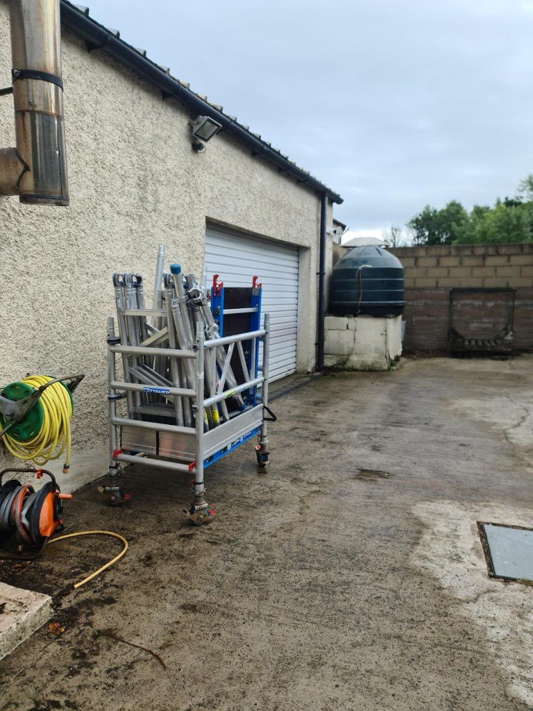Mobile scaffold tower and water tank ready for a commercial clean