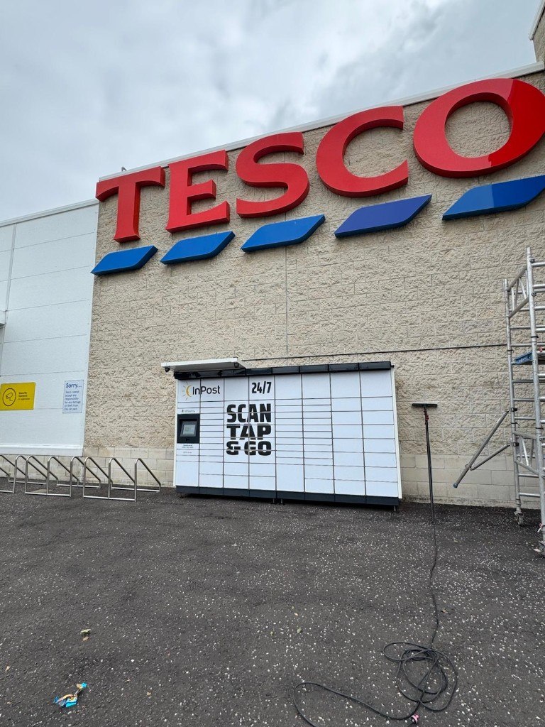 Water-fed pole and scaffold at a Tesco storefront